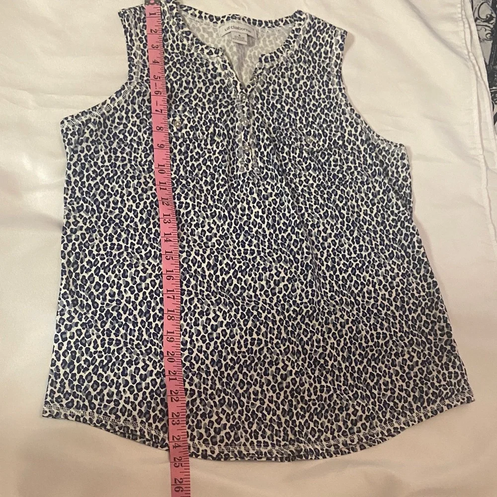 Liz Claiborne White and Blue Patterned Sleeveless Blouse